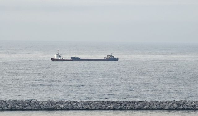 Karadeniz’de dron saldırılarında hasar alan bir gemi Zonguldak’a geldi