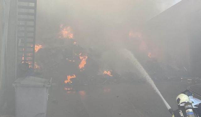 Kocaeli'de geri dönüşüm deposunda yangın
