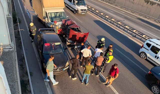 D-100'de 3 araçlı zincirleme kaza