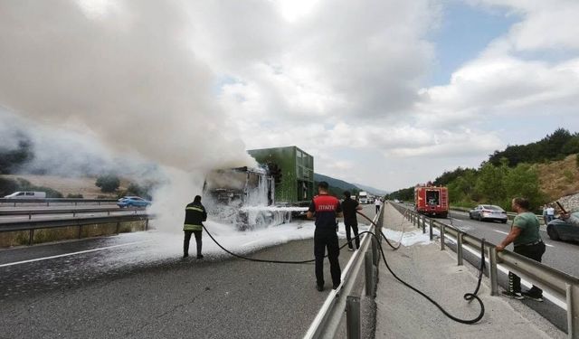 Seyir halindeki tır alevlere teslim oldu