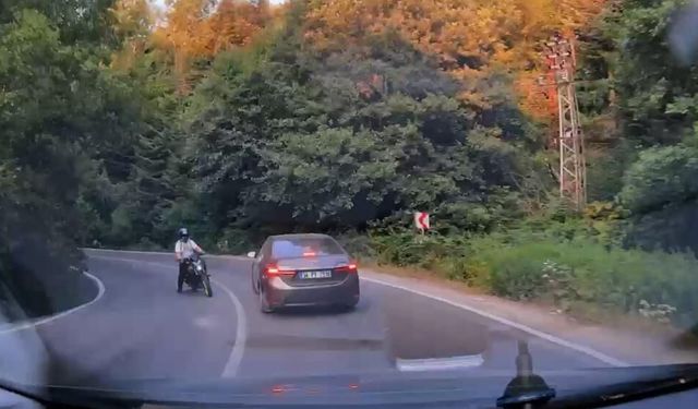 Bolu'da virajı alamayan motosiklet otomobile çarptı
