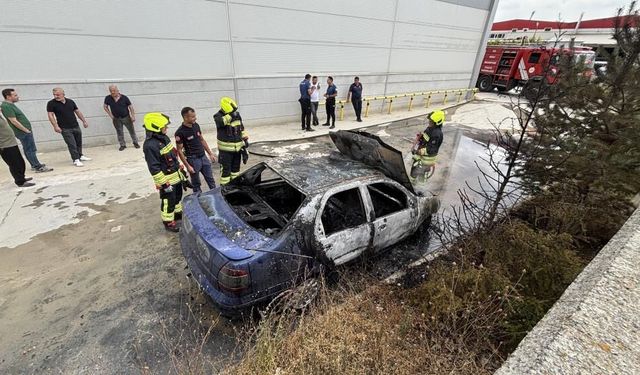 Bolu'da 15 gün önce aldığı otomobil, park halindeyken küle döndü