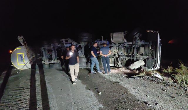 Devrilen soda tankeri yolu trafiğe kapattı