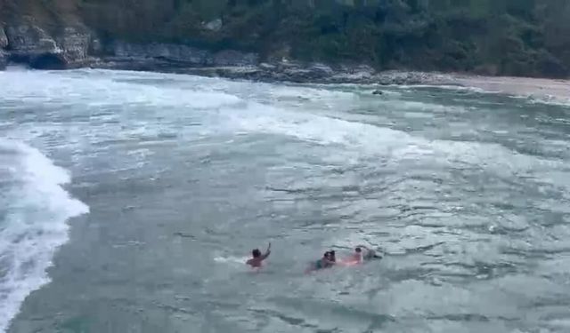 Yasağa rağmen denize girdiler: Baba ve 2 çocuğu ölümden döndü
