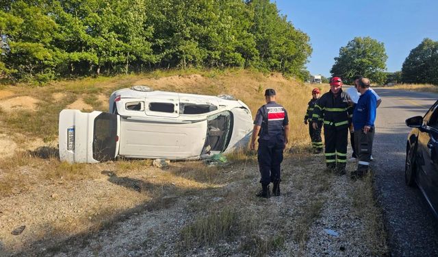 Otomobil yan yattı: 5 kişi yaralandı