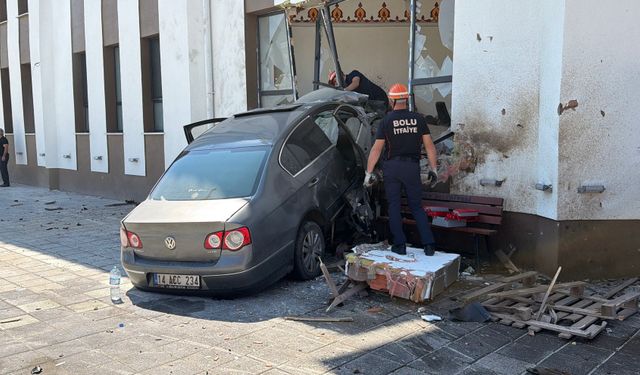 Alkollü sürücü otomobille imam odasına daldı!