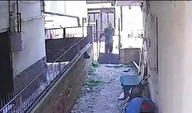 Güpegündüz kapıyı söküp el arabasına yükledi
