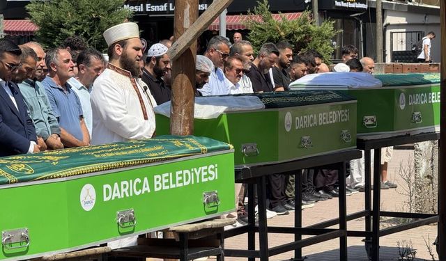 Denizde cansız bedenleri bulunan 3 kardeşin tabutları yan yana dizildi: Doğum gününde toprağa verildi