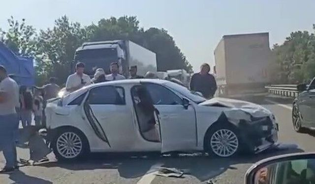 Kocaeli’de iki ayrı noktada 8 araç zincirleme kazaya karıştı