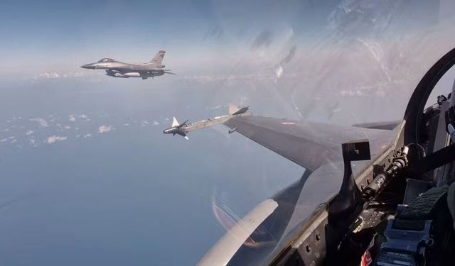F-16 savaş uçaklarından Karadeniz’de eğitim uçuşu