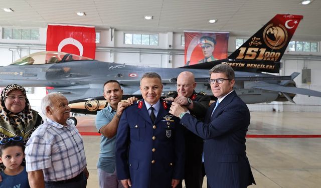İlk Türk astronot Alper Gezeravcı yeni rütbelerini taktı