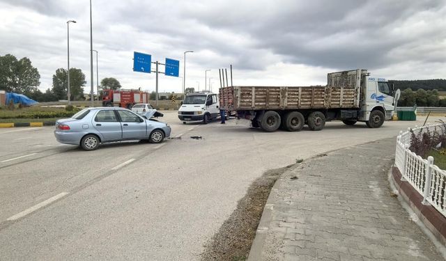 Kastamonu'da otomobil ile kamyon çarpıştı: 4 yaralı