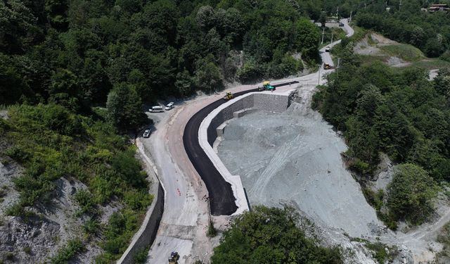 Büyükşehir, Sapanca’da heyelan riskine karşı yolu güçlendirdi, ulaşımı yeniledi