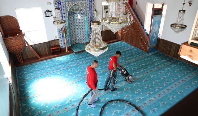Erenler'in camilerinde temizlik çalışmaları sürüyor