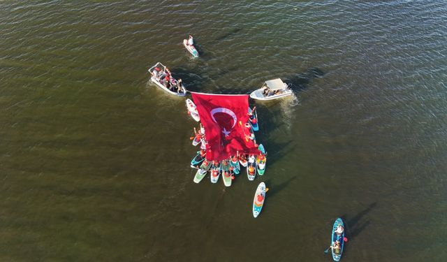 Ferizli’de Zafer Bayramı coşkusu Büyük Akgöl'ün sularında