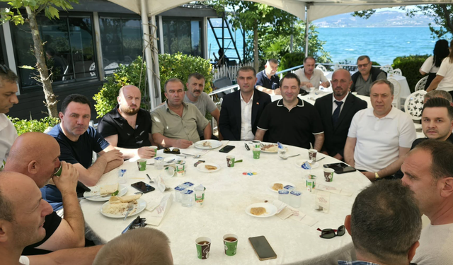 Yiğit Turan, Memnuniye Muhtarı'nın cemiyetine katıldı