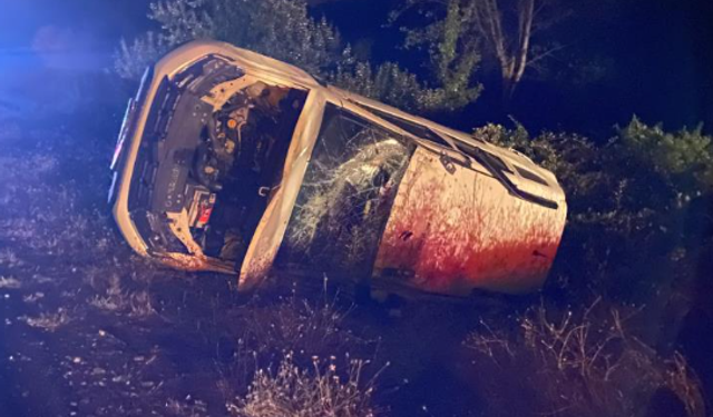 Yola çıkan ineğe çarpan araç takla attı: 6 yaralı