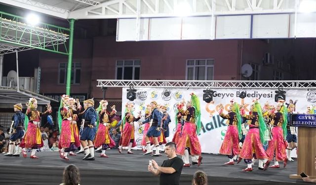 Geyve’de medeniyetler buluştu: Çocuk ve Halk Oyunları Şenliği renkli görüntülere sahne oldu