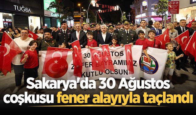 Sakarya'da 30 Ağustos coşkusu fener alayıyla taçlandı