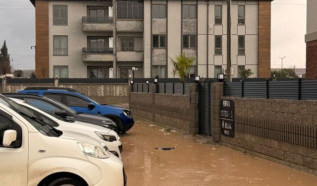 Bu şikayet Tekeler Mahallesi'nden geldi: "Her yağmurda bina girişimiz su doluyor"