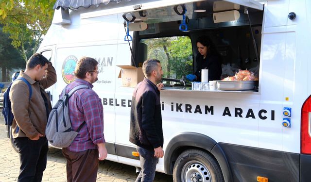 Serdivan’da üniversitelilere sıcak çorba ikramı