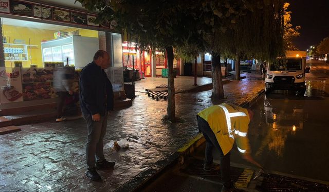 Ferizli’de yoğun yağışa karşı Başkan Ata gece boyunca sahadaydı