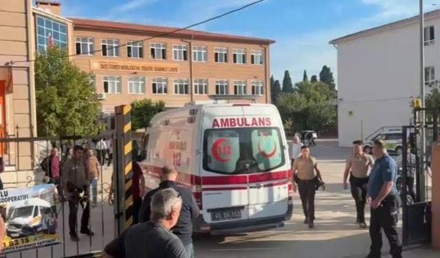Manisa’da okul önünde silahlı saldırı: Yaralı öğrenciler var