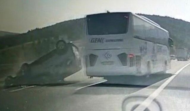 Hafif ticari araç, yolcu otobüsünün önüne takla attı