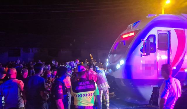 Yolcu treni otomobille çarpıştı: 5 yaralı