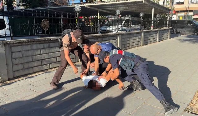 İnşaatta başlayan kavga polis merkezi önünde devam etti