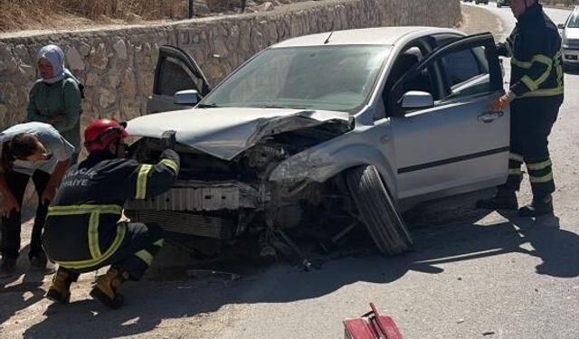 Bilecik'te seyir halinde kontrolden çıkan otomobil istinat duvarına çarptı