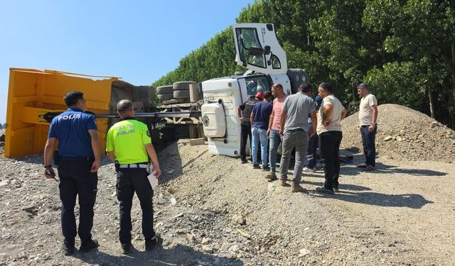 Düzce'de hafriyat yüklü kamyon devrildi