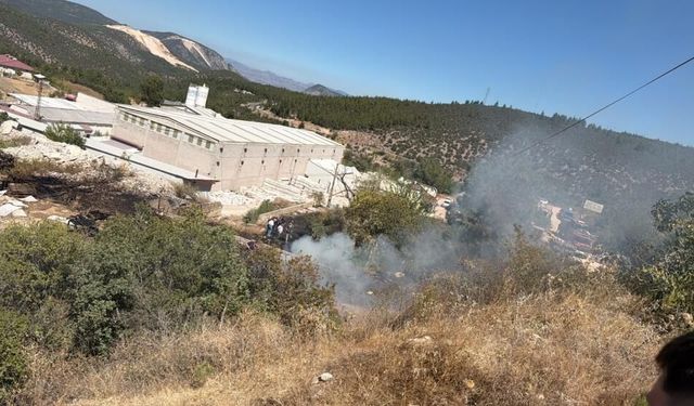 Mermer fabrikasının bahçesinde başlayıp ormanlık alana sıçrayan yangın büyümeden söndürüldü