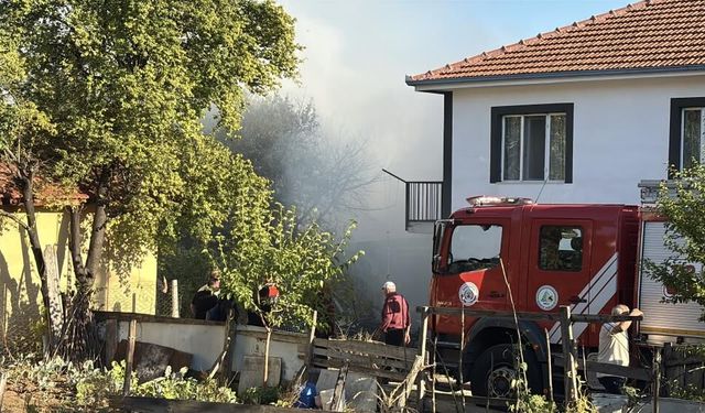 Bolu’da otluk alanda çıkan yangın, 3 eve sıçradı