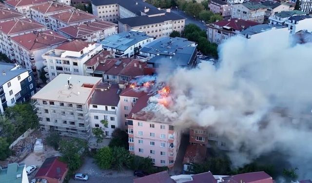 Kocaeli’de binanın çatısı alev alev yandı