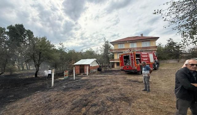 Bolu’da evlerin yanındaki alanda korkutan ot yangını