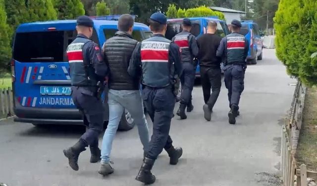Bolu’da sahte altınları kuyumculara satmaya çalışan 3 şüpheli suçüstü yakalandı