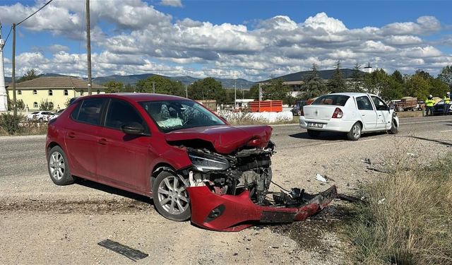 Kastamonu’da iki otomobil çarpıştı: 3 yaralı