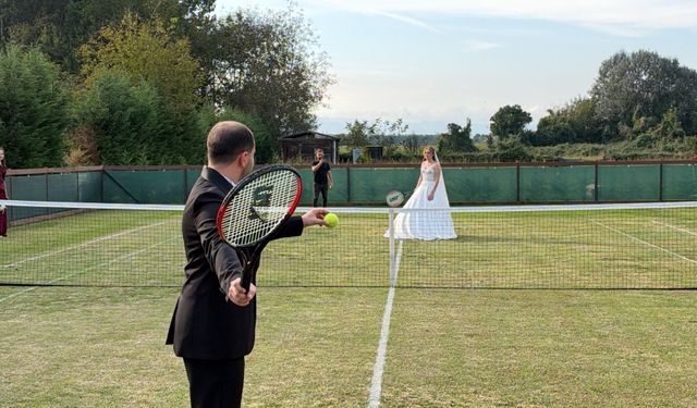 Tenis kortlu köyde gelinlik ve damatlıkla maç yaptılar