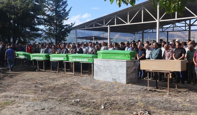 Kazada ölen 7 kişi toprağa verildi