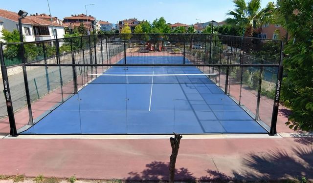 Serdivan’da tenis kortu yenileniyor, padel sahası geliyor