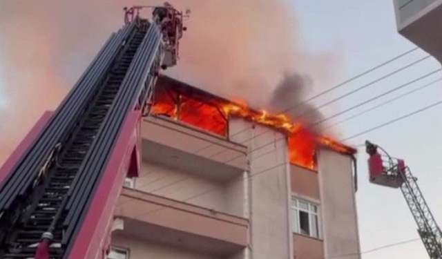Teras katta çıkan yangın mahalleliyi sokağa döktü