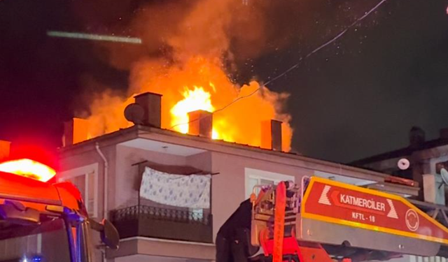 3 katlı evin çatısı alev alev yandı: Mahalleli sokağa döküldü