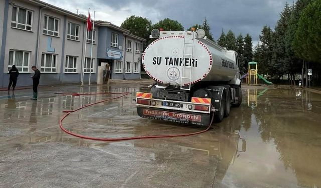 Erenler'de yağış sonrası temizlik çalışması