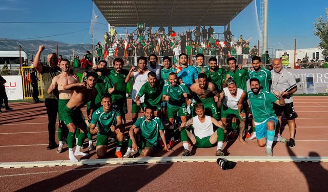 Sakaryaspor'dan Maraş'ta galibiyet pozu