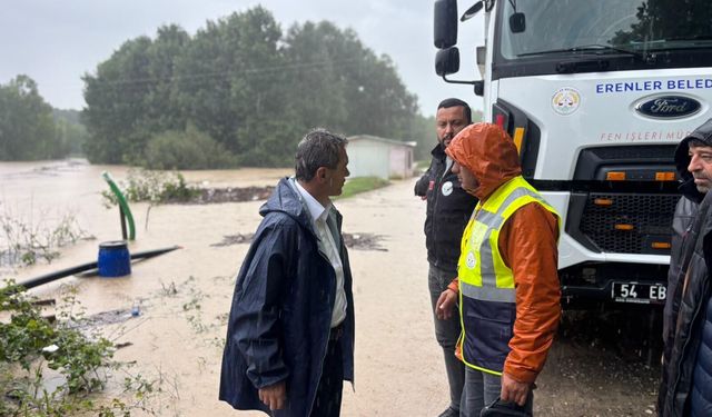 Kuvvetli yağışa karşı Erenler'de ekipler sahada