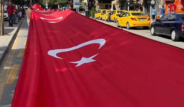 Sakarya'da 500 metrelik Türk bayrağıyla yürüdüler