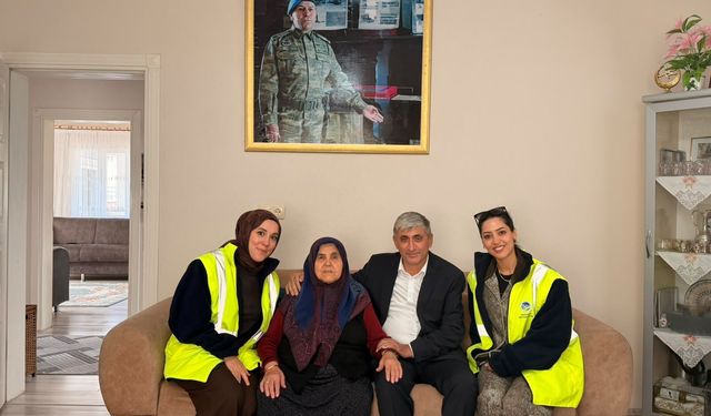 YADEM Yaşlılar Gününde eli öpülesi büyükleri unutmadı