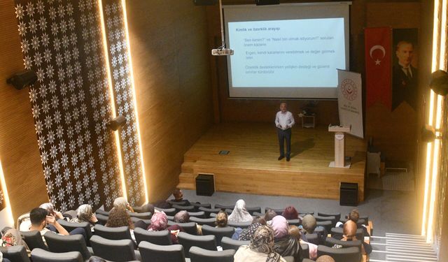 SAÜ'de ergenlik döneminde iletişim süreçleri anlatıldı