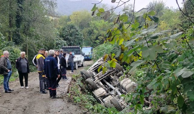 Beton yüklü mikser devrildi, sürücü kazayı yara almadan atlattı